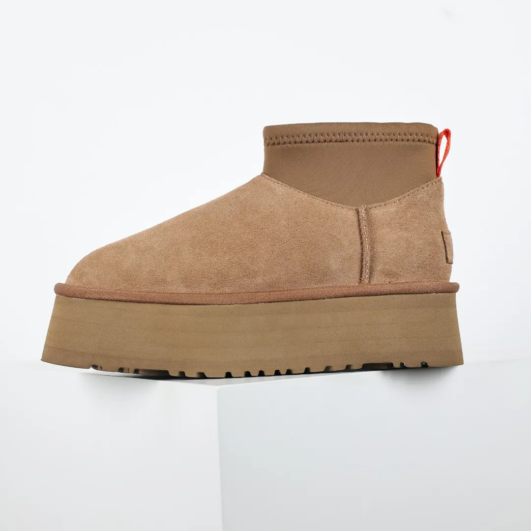 Pick up locally 💰600 Core recommended good price It is a very suitable choice for home furnishings. In the new year, uug launched a series of styles, which are partial to the preferences of young consumers and have also moved to the forefront of fashion trends. Shoe body material: water-repellent coated suede upper, 17 mm UGGPURE™ implantable wool insole, lightweight non-slip and comfortable rubber outsole, with brand LOGO and trademark, with full packaging Size: 35 36 37 38 39 40